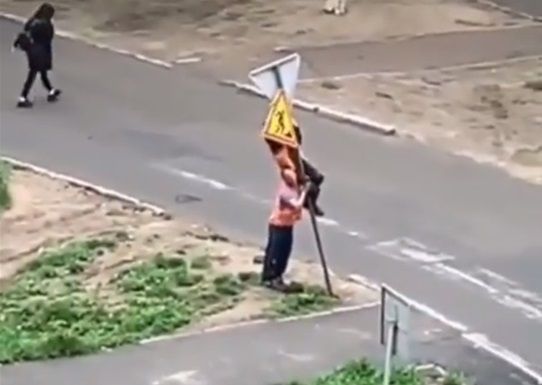 Так "весело" умеют устанавливать дорожный знак только в Одессе