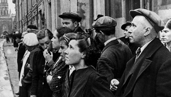 Евгений Халдей: три знамени Победы