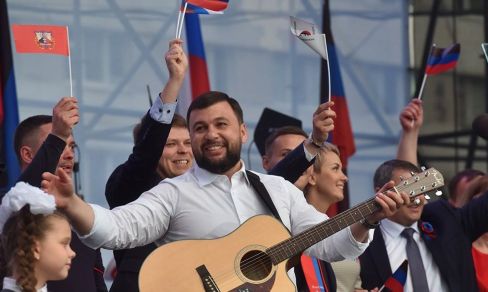 "Россия – Родина-мать". Глава ДНР Денис Пушилин исполнил песню перед многотысячной аудиторией в центре Донецка