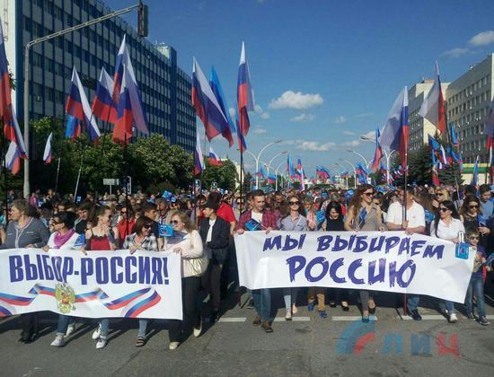 Многотысячный митинг "С Россией в сердце", иностранные гости, митинги и концерты - Луганская Народная Республика отпраздновала своё пятилетие