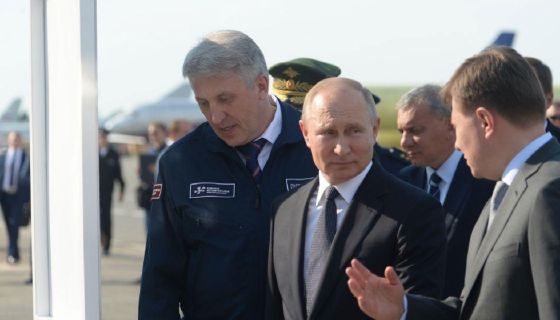 Путину показали в Казани модернизированные самолёты и новый вертолёт