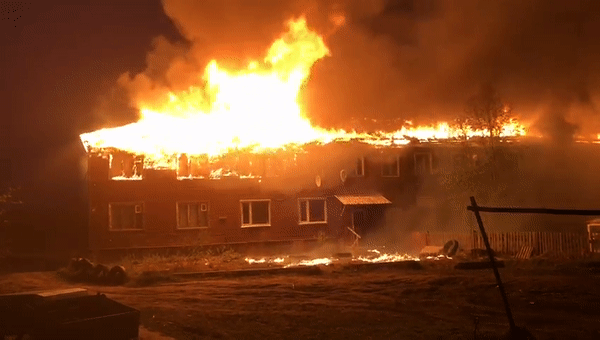 В Архангельске горят два многоквартирных дома — видео