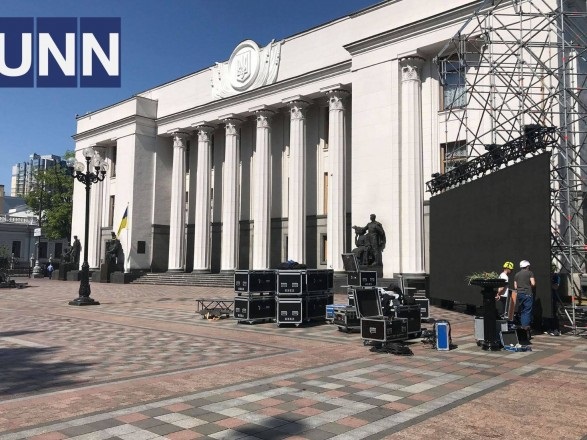Зеленский пригласил Порошенко на инаугурацию, а Януковича - нет