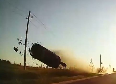 Впечатляющий полет легковушки в Подмосковье попал на видео