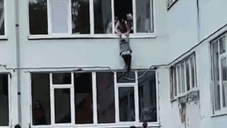 Ученик пытался сбежать из школы через окно, но что-то пошло не так