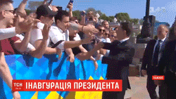 Зеленский перед инаугурацией поцеловал лысину Кошевого из "Квартала-95"