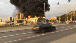 В Кемерово горит крупный автосалон Hyundai и Skoda