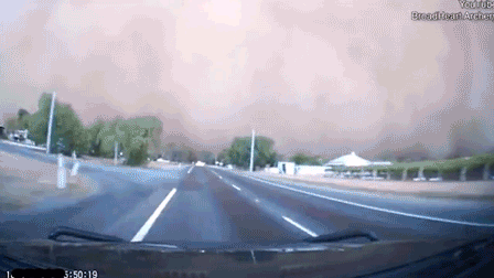 Водитель попал в центр бури, и день сменился ночью за считаные секунды — видео