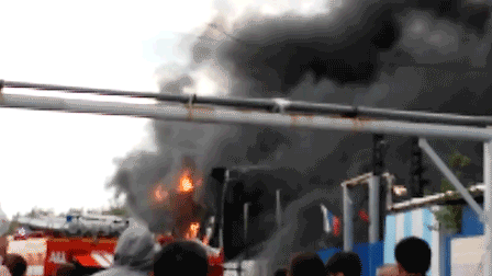 В Магнитогорске масштабный пожар охватил завод "Урал пласт"