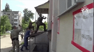 Из реабилитационного центра в Саратове штурмом освободили пациентов — видео