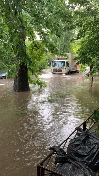 На Западной Украине подтопило две тысячи домов | В Херсоне ливень затопил часть улиц
