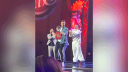 Скачут и танцуют все! Зеленский станцевал на сцене "Лиги смеха" и снова поцеловал Кошевого в лысину