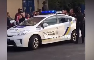 В Днепропетровске авто патрульных забросали яйцами