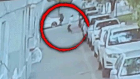 Удивительные спасения: Камера наблюдения сняла, как прохожий спас ребёнка, выпавшего из окна | Житель Приморья вытащил двоих детей из горящей квартиры