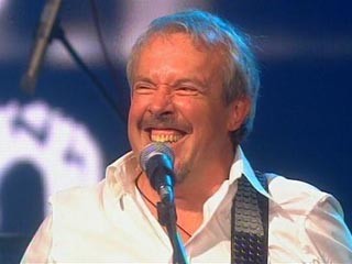 Никакой политики. Просто очень нужны деньги. Много.