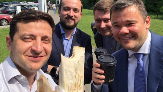 Перед поездкой на место трагедии Зеленский опубликовал "пост счастья" и призвал политиков есть шаурму, чтобы быть ближе к народу