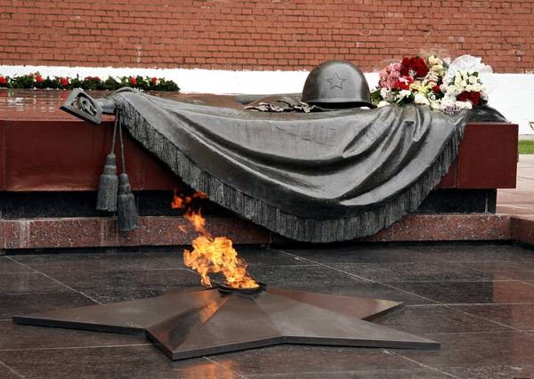 «Юнармия» возьмет под опеку военные мемориалы «Вечный огонь» 