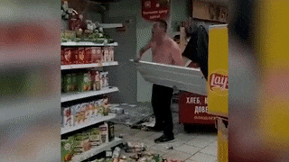 Буйный покупатель разгромил "Пятёрочку" c криками "всё оплачу"