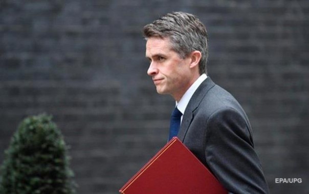 Мэй уволила министра обороны из-за утечки о сотрудничестве с Huawei