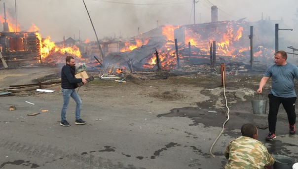 В Кургане догорают три дома из-за взрыва газового баллона. Видео