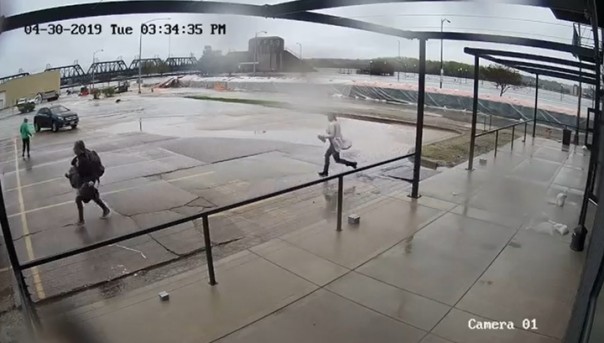 Момент прорыва дамбы, спровоцировавшего затопление части города, попал на видео