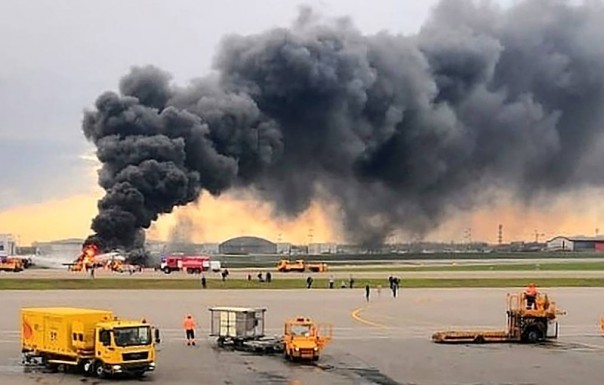 «Синдром ручной клади». Психолог встал на защиту пассажиров SSJ-100, которые спасали багаж