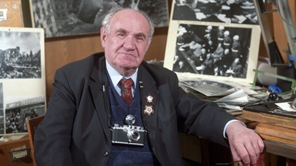 Евгений Халдей: три знамени Победы