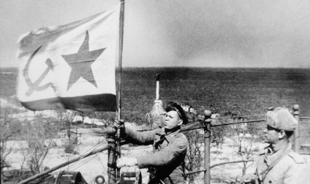 В сполохах севастопольского салюта вставала заря Победы