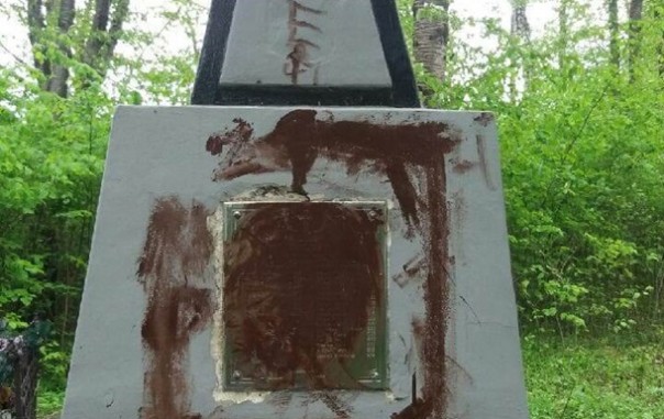 В Польше упыриный памятник измазали фекалиями и краской