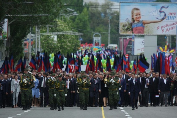 Родина у нас с вами одна! - Гости ДНР поздравили народ Донбасса с Днём Республики | В Донецке прошло праздничное шествие «Лента времени»