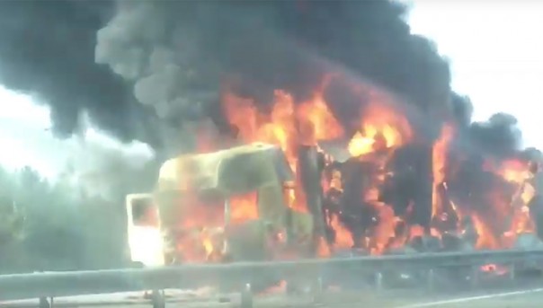 В Татарстане сгорел грузовик с искусственными цветами. Видео