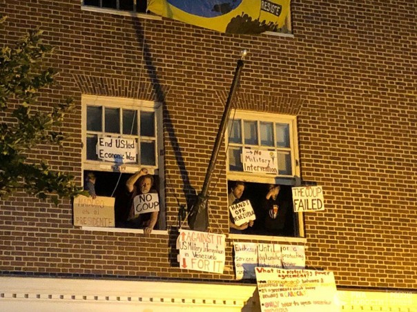 Американская полиция вошла в здание посольства Венесуэлы в Вашингтоне