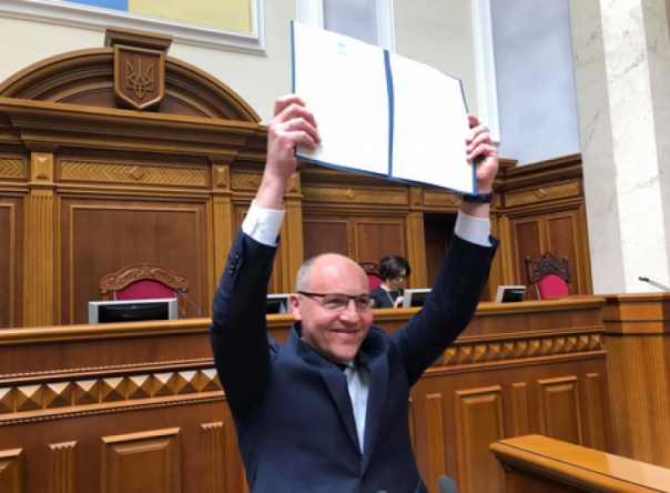 Готовим вокзалы к убытию? Барна и Парубий всем несогласным с языковым неонацизмом предлагают: «Чемодан, вокзал, Россия»