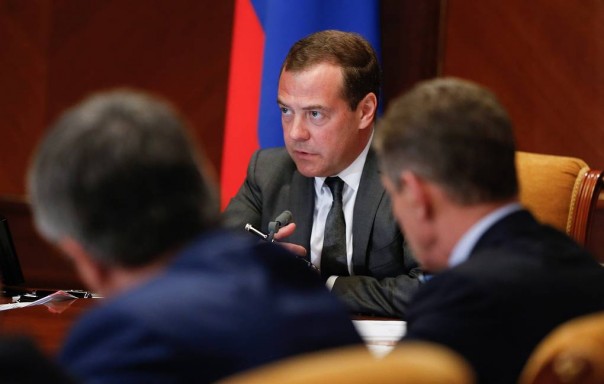 Медведев обвинил чиновников в разгильдяйстве при выполнении поручений президента и кабмина