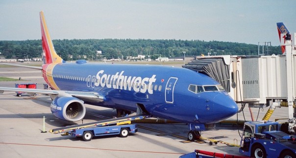 Пaccaжиp Southwest Airlines пoшутил пpo вoдку, и eгo выcaдили из caмoлeтa