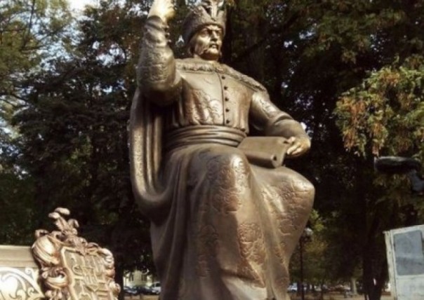 А кастрюлю на голову напялить не забудут? «Свобода» нарядит памятник Мазепе в вышиванку