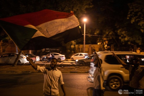 В Хартуме полицейские палками избили корреспондента Sputnik