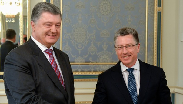 Порошенко на прощание наградил Курта Волкера орденом