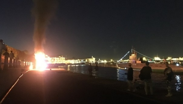 Машина сгорела, врезавшись в тумбу у музея-подлодки в Петербурге. Видео