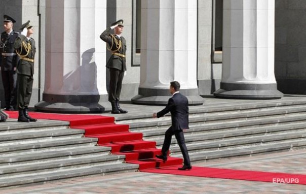 Очередное знамение: Падение на инаугурации Зеленского