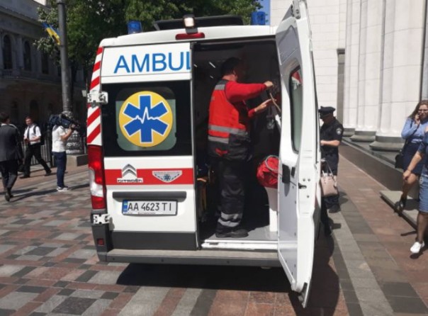 Соратника Порошенко увезли с инаугурации Зеленского на скорой