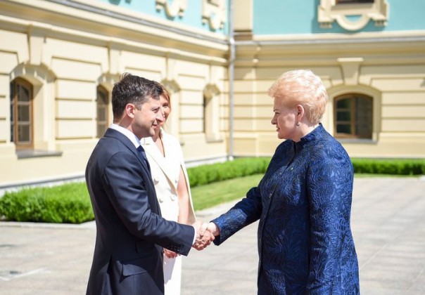 Президент Литвы попробовала поздравить Владимира Зеленского в Twitter, но что-то пошло не так