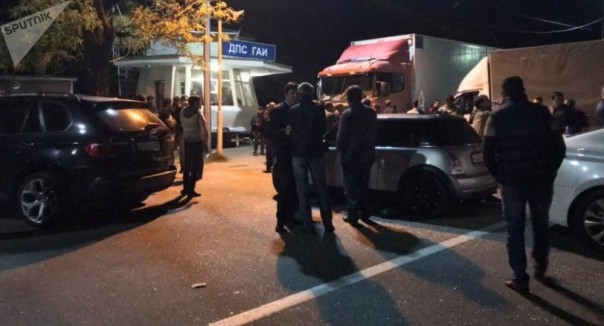 В Абхазии оппозиция блокирует посты ДПС на республиканской трассе