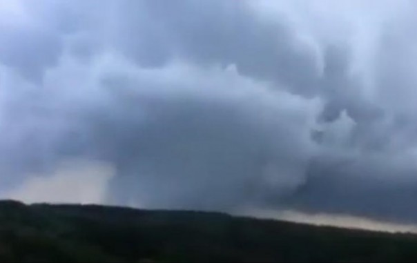 В Черновицкой области пронесся мощный смерч | На Украине из-за урагана обесточены почти 150 населенных пунктов