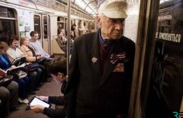 Модный психолог Сулейманова требует не уступать пожилым людям места в метро