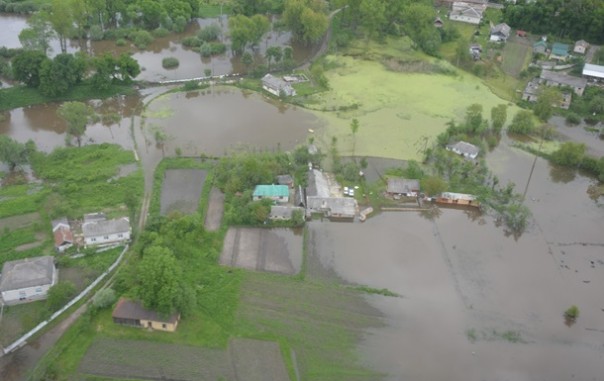 На Западной Украине подтопило две тысячи домов | В Херсоне ливень затопил часть улиц