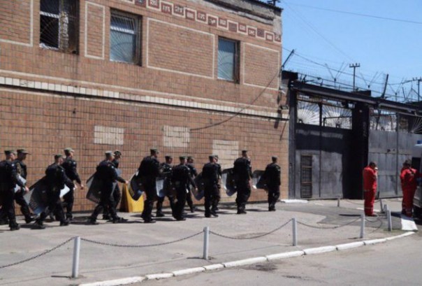 Заключённые совершили массовый побег из колонии в Одессе, устроив беспорядки, горит здание