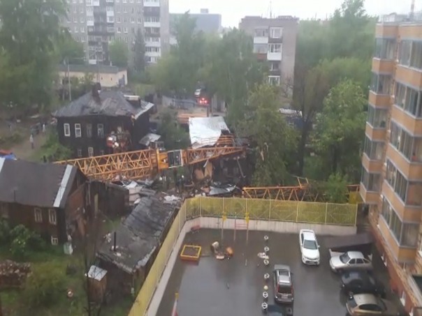 Строительный кран рухнул на жилые дома в Перми