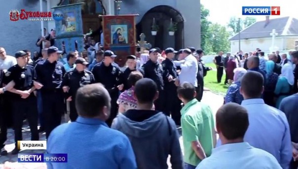 Церковный раскол на Украине: более сотни захваченных храмов и десятки оскверненных церквей