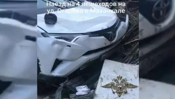 В Махачкале толпа закидала камнями сбившую пешеходов женщину